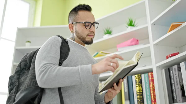 Spaanse Man Die Leesboek Staat Lezen Aan Bibliotheek Universiteit — Stockfoto
