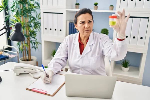 Middle Age Hispanic Woman Wearing Doctor Uniform Holding Urine Test — Foto Stock