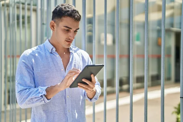 Young Hispanic Man Using Touchpad Street — ストック写真