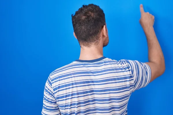 Young Hispanic Man Standing Blue Background Posing Backwards Pointing Ahead — Stock Photo, Image