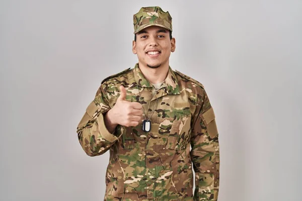 Mladý Arabský Muž Maskovací Armádní Uniformě Dělá Šťastné Gesto Rukou — Stock fotografie