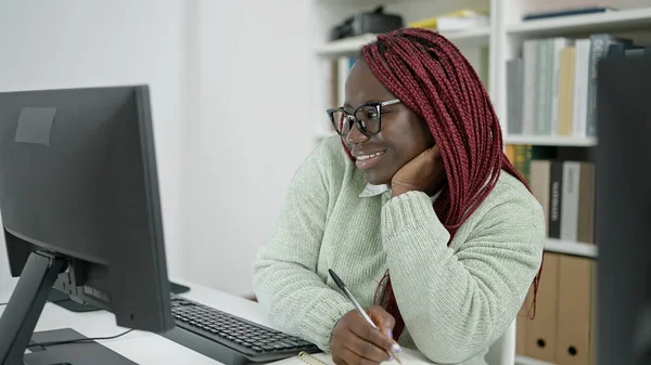 Mulher Africana Com Trançado Estudante Cabelo Usando Computador Escrita Notebook — Fotografia de Stock