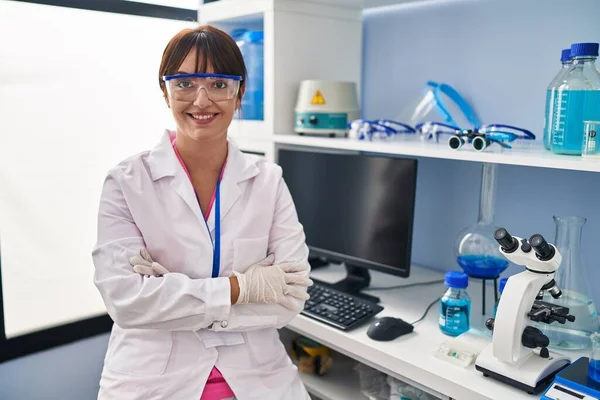Jovem Morena Trabalhando Laboratório Cientistas Cara Feliz Sorrindo Com Braços — Fotografia de Stock