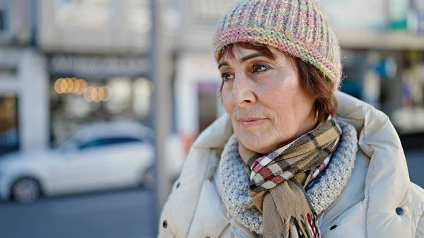 Mulher Hispânica Madura Com Expressão Séria Olhando Para Lado Rua — Fotografia de Stock