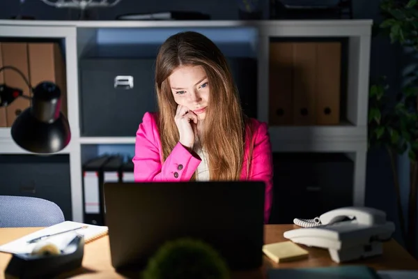 Geceleri Ofiste Çalışan Beyaz Bir Kadın Kollarını Kavuşturup Depresyondan Sıkılmış — Stok fotoğraf