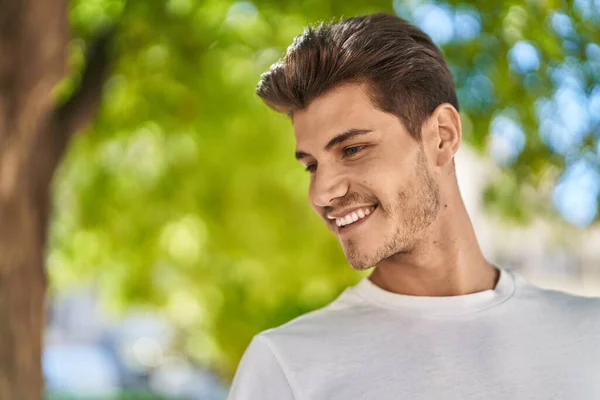 Jonge Spaanse Man Glimlacht Vol Zelfvertrouwen Naar Zijkant Kijkend Het — Stockfoto
