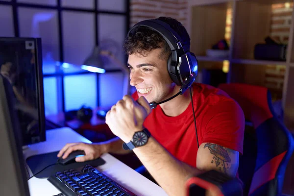 Νεαρός Ισπανός Streamer Παίζει Βιντεοπαιχνίδι Την Έκφραση Του Νικητή Στο — Φωτογραφία Αρχείου