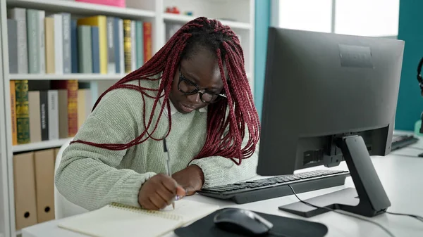 Mulher Africana Com Trançado Estudante Cabelo Usando Computador Escrita Notebook — Fotografia de Stock