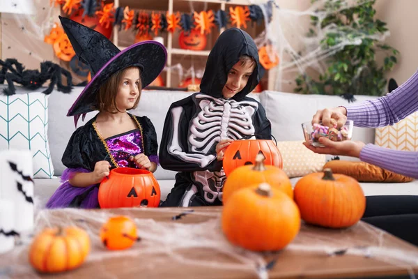 Uroczy Chłopiec Dziewczyna Mając Halloween Party Wprowadzenie Cukierki Koszyku Dyni — Zdjęcie stockowe