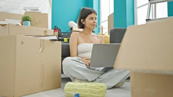 Young Beautiful Hispanic Woman Using Laptop Sitting Floor New Home — ストック写真