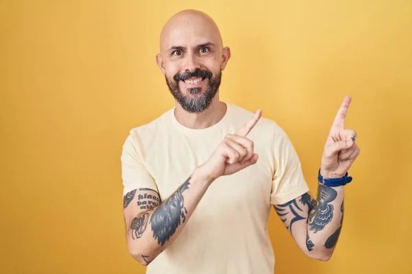 Sarı Arka Planda Dikilen Spanyol Dövmeli Adam Gülümsüyor Kameraya Bakıyor — Stok fotoğraf