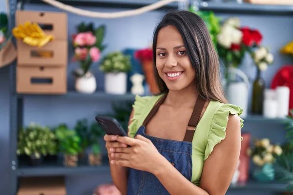 Young Hispanic Woman Florist Smiling Confident Using Smartphone Florist Store — 스톡 사진