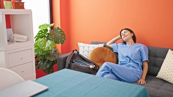 Young Beautiful Hispanic Woman Doctor Relaxing Sofa Home — Stock Photo, Image