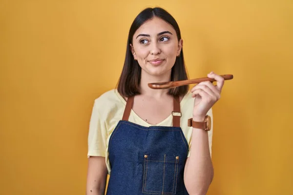 Spanisches Mädchen Isst Gesunden Kochlöffel Lächelt Zur Seite Und Starrt — Stockfoto