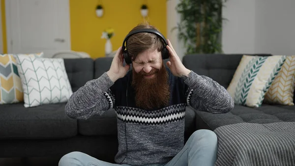Genç Kızıl Saçlı Adam Evde Oturmuş Müzik Dinliyor — Stok fotoğraf