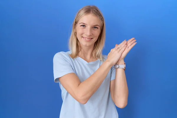 Młoda Kaukaska Kobieta Ubrana Luźny Niebieski Shirt Klaskająca Oklaskująca Szczęśliwe — Zdjęcie stockowe