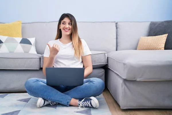 Genç Esmer Kadın Dizüstü Bilgisayarını Kullanarak Evde Oturuyor Başparmağıyla Yan — Stok fotoğraf