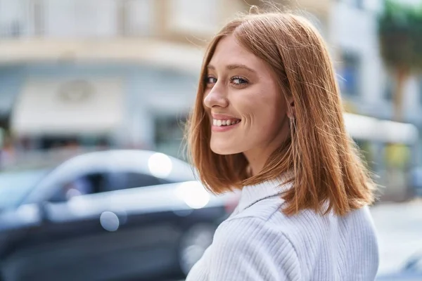 Jonge Roodharige Vrouw Glimlachen Zelfverzekerd Staan Straat — Stockfoto
