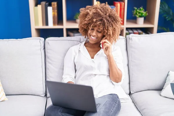 African American Woman Talking Smartphone Using Laptop Home — Φωτογραφία Αρχείου
