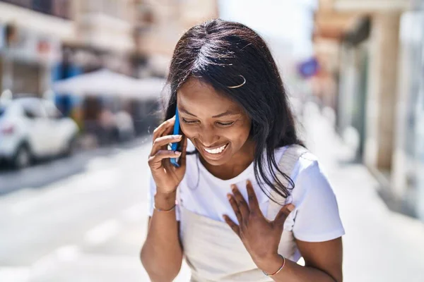 Jovem Afro Americana Sorrindo Confiante Falando Smartphone Rua — Fotografia de Stock