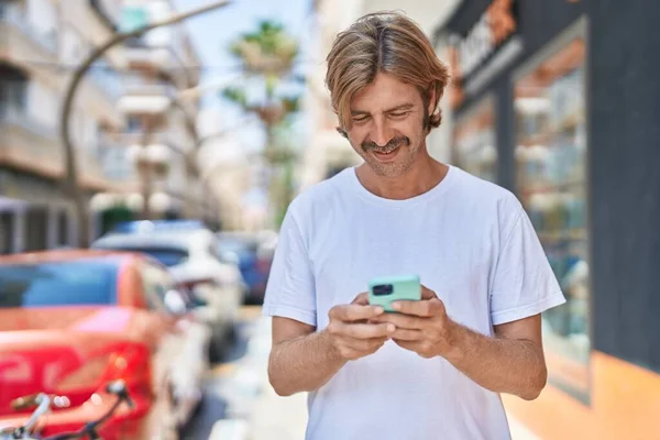 Jovem Loiro Sorrindo Confiante Usando Smartphone Rua — Fotografia de Stock