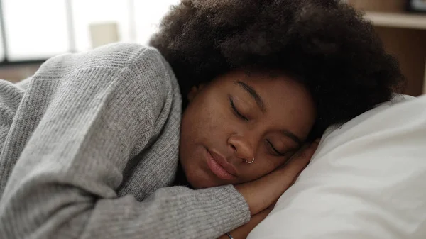 Mujer Afroamericana Acostada Cama Durmiendo Dormitorio — Foto de Stock