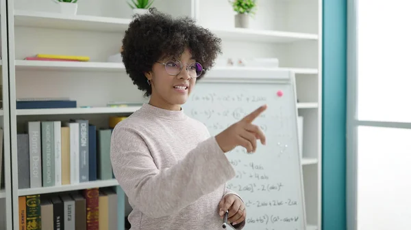 Ung Afroamerikansk Kvinnelærer Som Underviser Matte Universitetsskolen – stockfoto