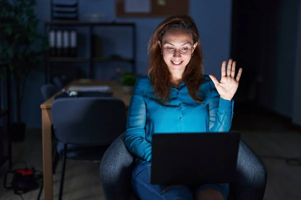 Geceleri Ofiste Çalışan Esmer Kadın Beş Numarayı Gösterip Işaret Ederken — Stok fotoğraf