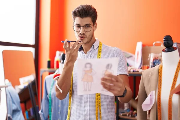 年轻的他的惊慌失措的男人裁缝师在工作室谈论智能手机的服装设计 — 图库照片
