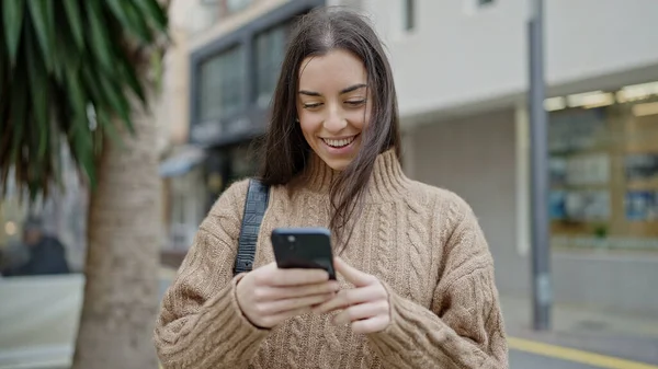 Mujer Hispana Hermosa Joven Usando Teléfono Inteligente Sonriendo Calle — Foto de Stock