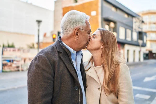 남녀가 껴안고 거리에서 키스를 — 스톡 사진