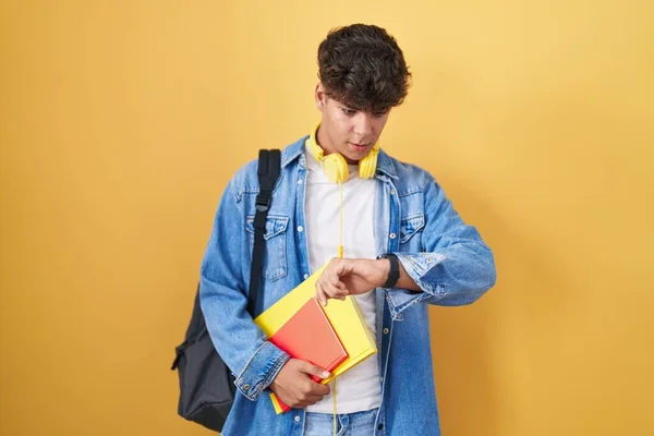 Latynoski Nastolatek Noszący Studencki Plecak Trzymający Książki Patrzące Zegarek Zmartwiony — Zdjęcie stockowe