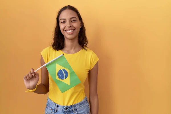 Mladá Hispánka Držící Brazilskou Vlajku Šťastným Chladným Úsměvem Tváři Šťastný — Stock fotografie