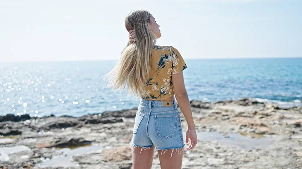 Genç Sarışın Kadın Deniz Kenarında Saçlarını Geriye Tarıyor — Stok fotoğraf