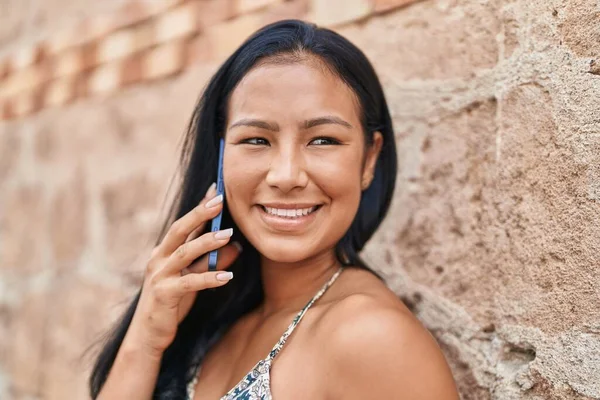 Joven Hermosa Mujer Latina Sonriendo Confiada Hablando Teléfono Inteligente Calle —  Fotos de Stock