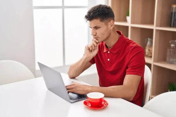 Young Hispanic Man Using Laptop Doubt Expression Home — Foto Stock