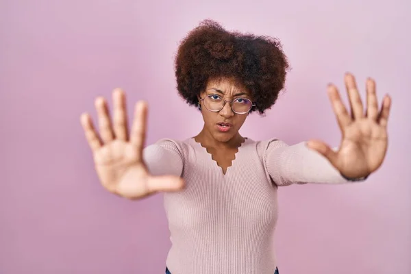 若いアフリカ系アメリカ人の女性ピンクの背景に立って手の手のひらでジェスチャーを停止します — ストック写真