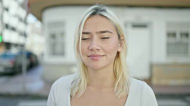 Sokakta kendine güvenen güzel İspanyol bir kadın.