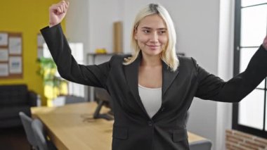 Genç, güzel, İspanyol bir iş adamı. Kendine güvenen, güçlü bir jest yapan.