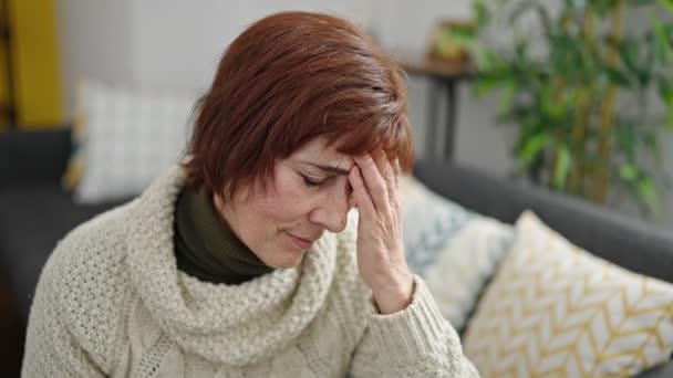 Ältere Hispanische Frau Leidet Unter Kopfschmerzen Wenn Sie Hause Auf — Stockvideo