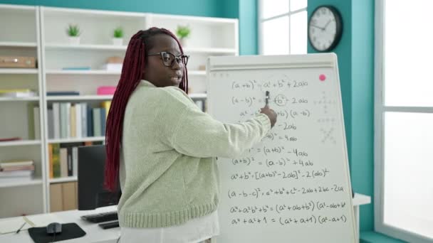 Mujer Africana Con Pelo Trenzado Profesora Enseñanza Matemáticas Lección Biblioteca — Vídeo de stock