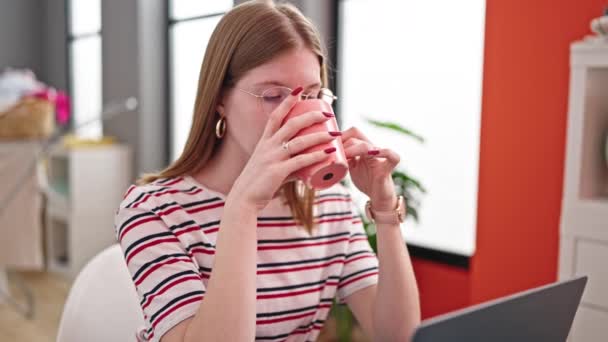 Młoda Blondynka Używająca Laptopa Pijąca Kawę Jadalni — Wideo stockowe
