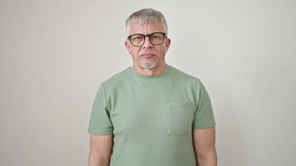 中年白髪の男身に着けています眼鏡をかけますジェスチャーアウト上の隔離された白い背景 — ストック動画