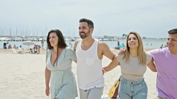 Ομάδα Ανθρώπων Που Αγκαλιάζονται Περπατώντας Στην Παραλία — Αρχείο Βίντεο