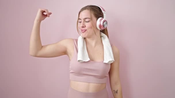 Wanita Pirang Muda Yang Mendengarkan Musik Melakukan Gerakan Yang Kuat — Stok Video