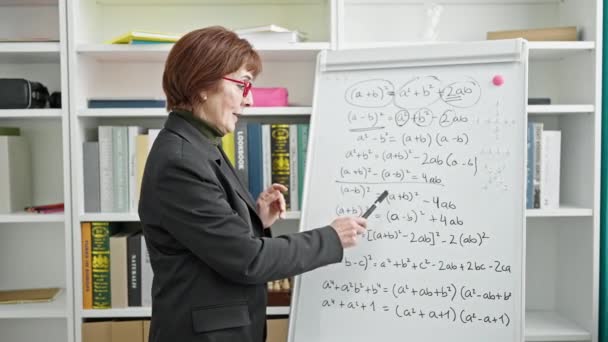 Maestra Hispana Madura Enseñando Matemáticas Universidad Biblioteca — Vídeo de stock