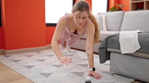 Νεαρή Ξανθιά Γυναίκα Προπόνηση Πυρήνα Άσκηση Στο Σπίτι — Αρχείο Βίντεο