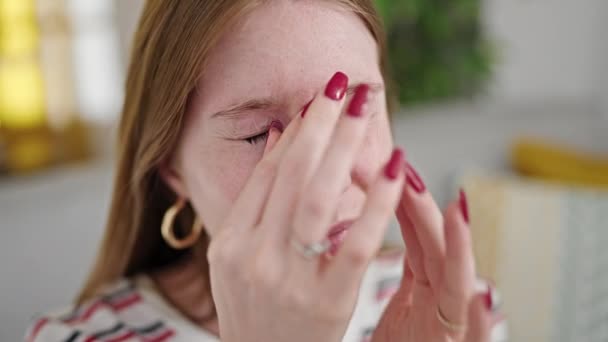 Mujer Rubia Joven Rascarse Los Ojos Sentado Sofá Casa — Vídeos de Stock