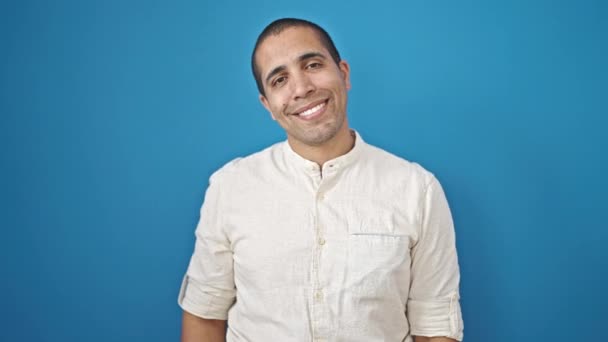 Mladý Hispánec Muž Drží Klíč Nového Auta Přes Izolované Modré — Stock video
