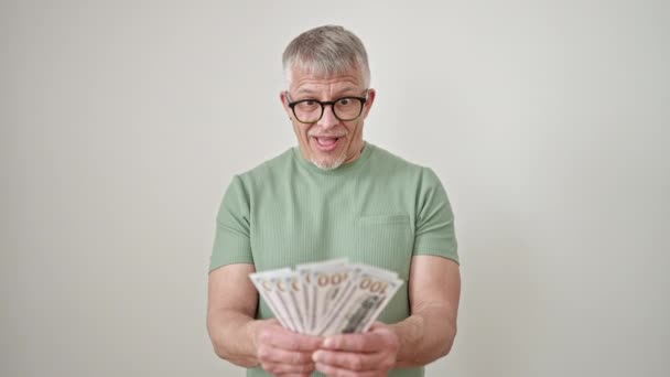 Middelbare Leeftijd Grijsharige Man Glimlachend Zelfverzekerd Gooien Dollars Geïsoleerde Witte — Stockvideo